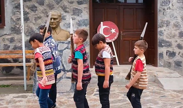 Iğdırlı çocuklar Anıtkabir'deki nöbet değişimini canlandırdı