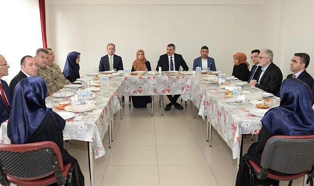 Erzurumlu iş insanı, ilçesindeki öğrencileri yalnız bırakmıyor