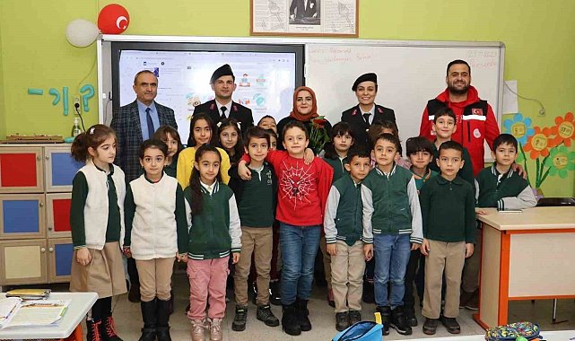 Jandarmadan şehit yakını öğretmenlere ziyaret