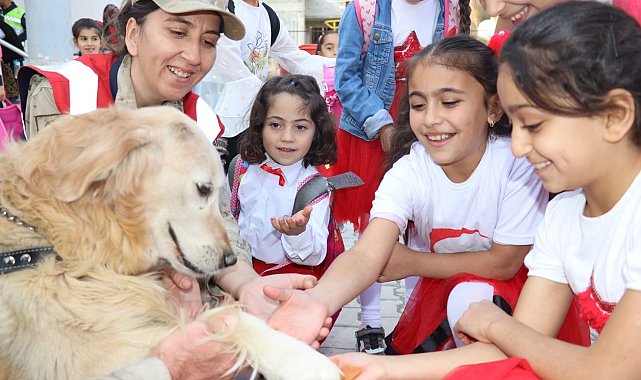 Kadın jandarmalardan minik öğrencilere sürpriz