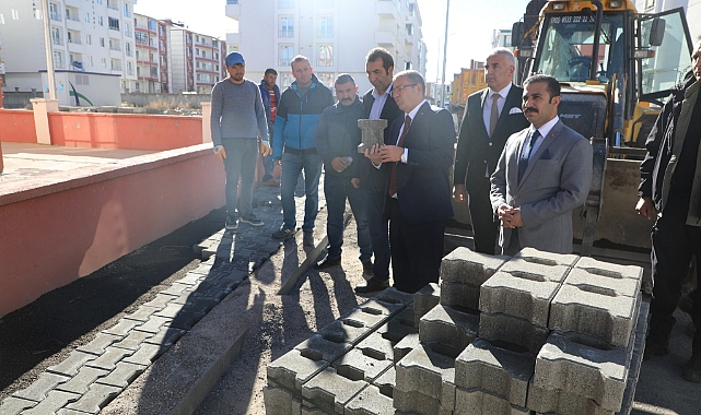 Kaldırımlar kilit parke taşıyla yenileniyor