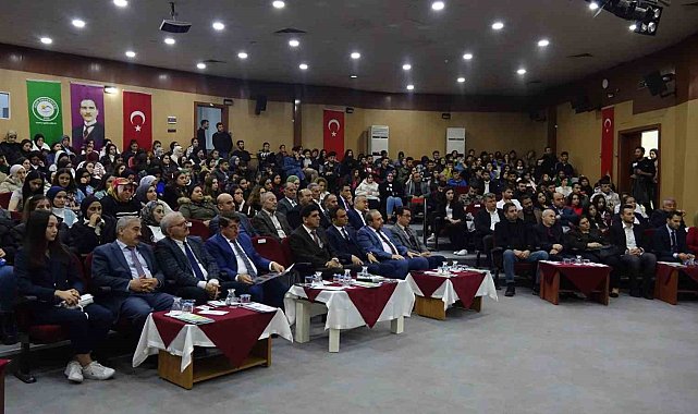Kamu Başdenetçisi Av. Şeref Malkoç, öğrenciler ile bir araya geldi