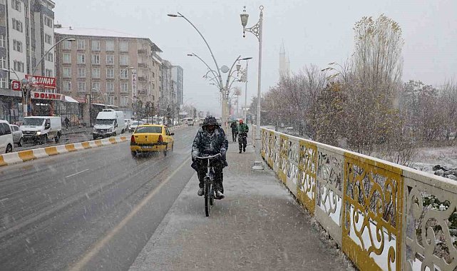 Kar yağışı Ağrı'yı beyaza bürüdü