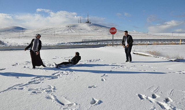 Kars&#039;ta yüksek kesimlere kar yağdı