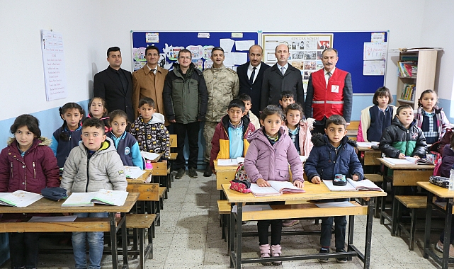Kars'ta fidan dikim etkinliğine katılan öğrencilere mont hediye edildi