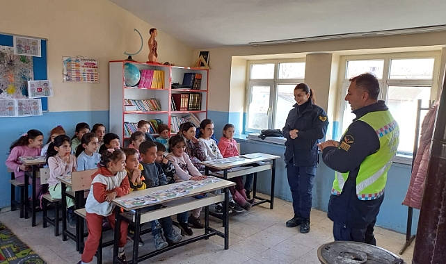 Kars'ta jandarma ekipleri köydeki öğrencilere trafik eğitimi verdi