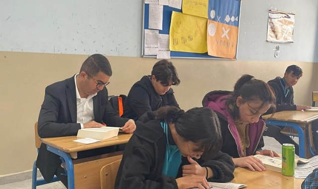 Kars'ta kaymakam öğrencilerle kitap okudu, voleybol oynadı