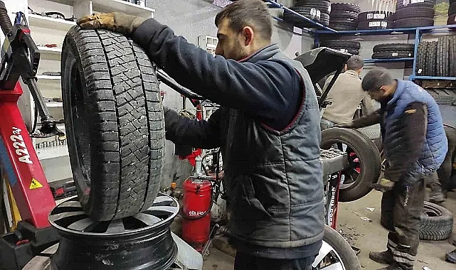 Kars&#039;ta lastikçilerin yoğun mesaisi başladı