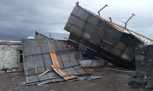 Kars'ta şiddetli rüzgar, 3 köyde evlerin çatılarını uçurdu