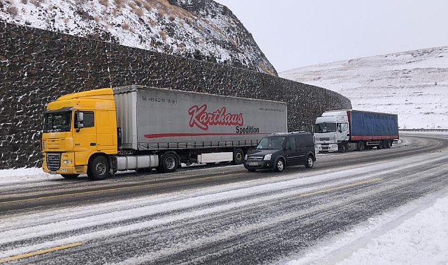 Kars'ta tırlar yolda mahsur kaldı