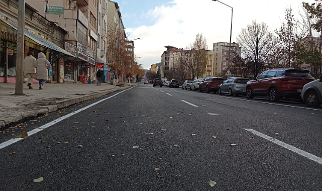 Kars'ta yol ve kaldırım yapım çalışmaları sürüyor