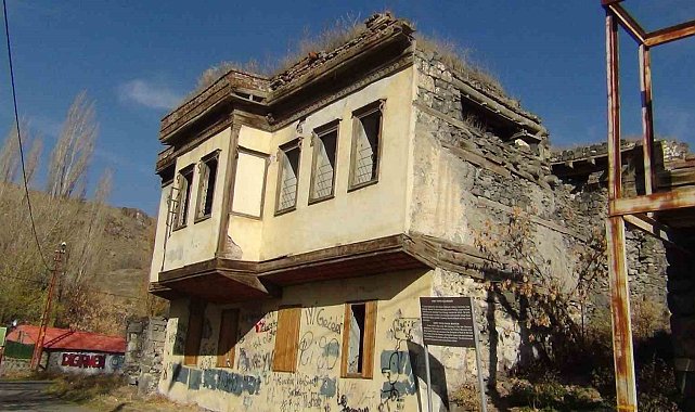 Kars&#039;ta 19. yüzyıldan kalan paşa konağı yıkılmaya yüz tuttu