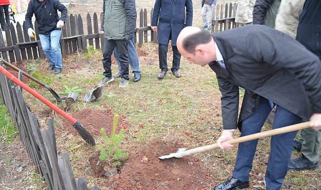 Kars'ta 52 fidan toprakla buluştu