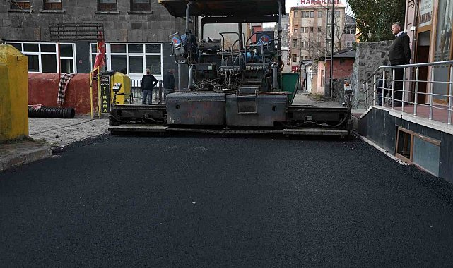 Kars'ta asfalt çalışmaları sürüyor