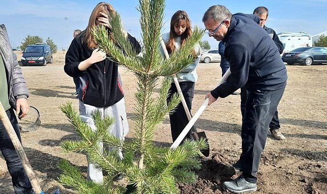 Kars'ta fidanlar toprakla buluşturuldu