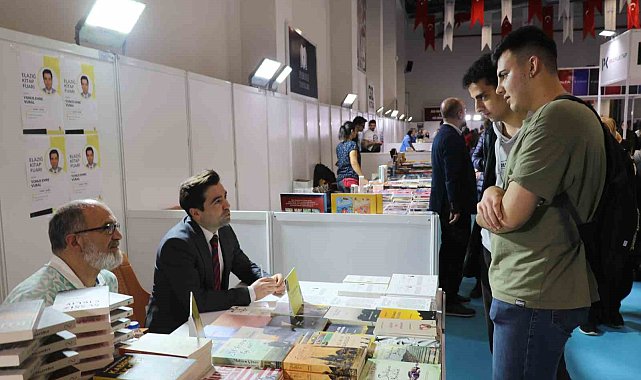 Kaymakam 'yazar' olarak fuara katıldı, öğrenciler şaşırdı