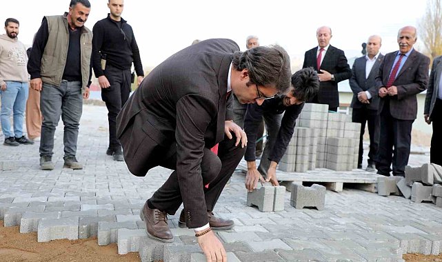 Kaymakam Karaloğlu parke taşı döşeyip asfalt makinesini kullandı