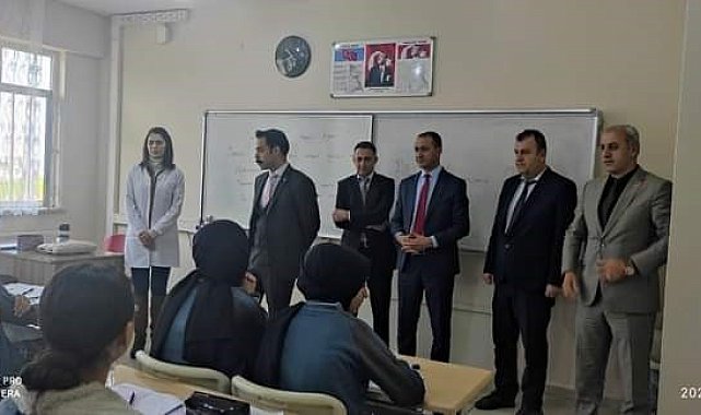 Kaymakam Uzun'dan birinci olan öğrencilere ziyaret