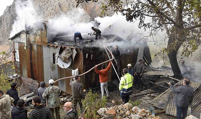 Kemaliye'de çıkan yangında bir ev kullanılamaz hale geldi