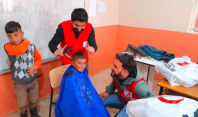 Kızılay'dan köy çocuklarına berber sürprizi