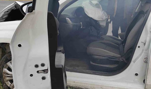 Kontrolden çıkan otomobil aydınlatma direğine çarptı: 1 yaralı