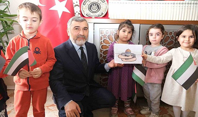 Kur'an kursu öğrencileri harçlıklarını Filistin'e bağışladı