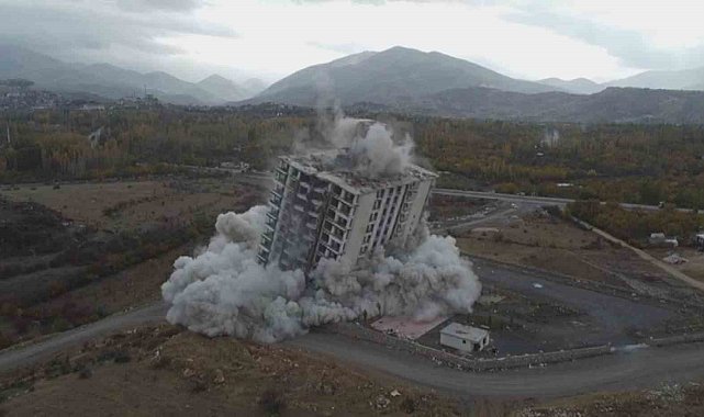 Malatya&#039;da 16 katlı ağır hasarlı bina patlayıcıyla yıkıldı