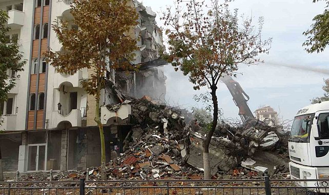 Malatya'da ağır hasarlı binaların yıkımı sürüyor