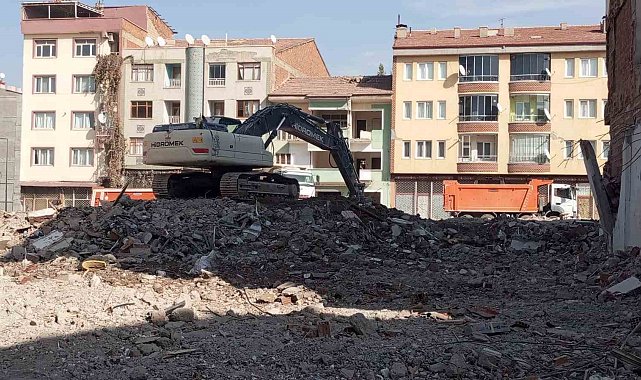 Malatya'da ağır hasarlı binaların yıkımı sürüyor