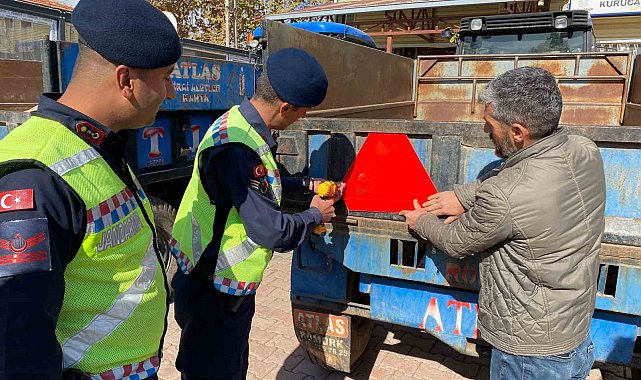 Malatya'da jandarma reflektör kullanımına dikkat çekti
