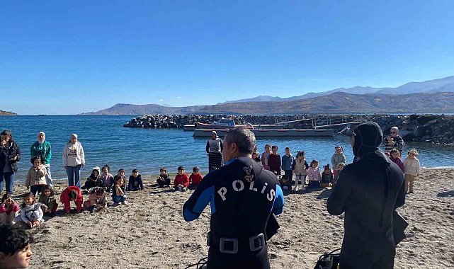 Minik öğrenciler için dalış gösterisi yapıldı