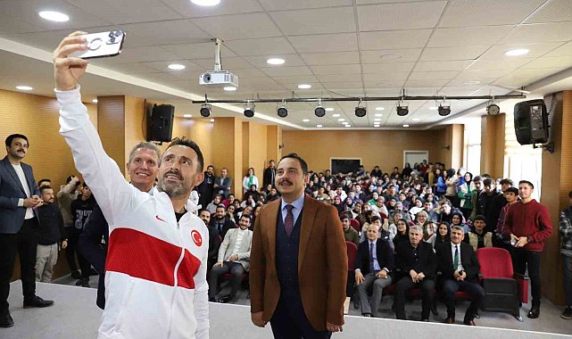 Muradiye'de "İşte O An" konulu konferans düzenlendi
