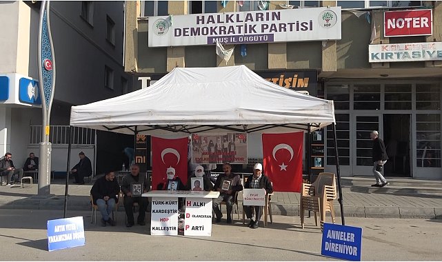 Muş'ta ailelerin evlat nöbeti devam ediyor