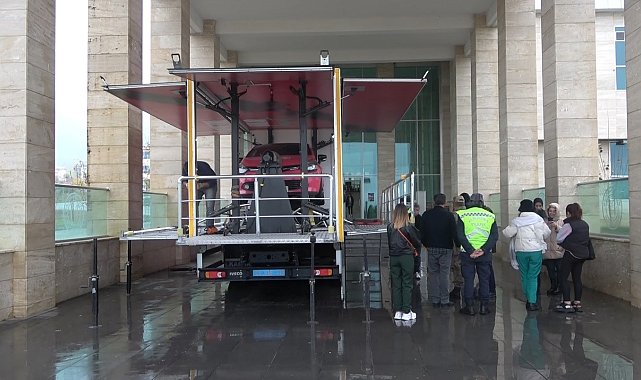 Muş'ta emniyet kemerinin önemi simülasyon aracıyla anlatıldı