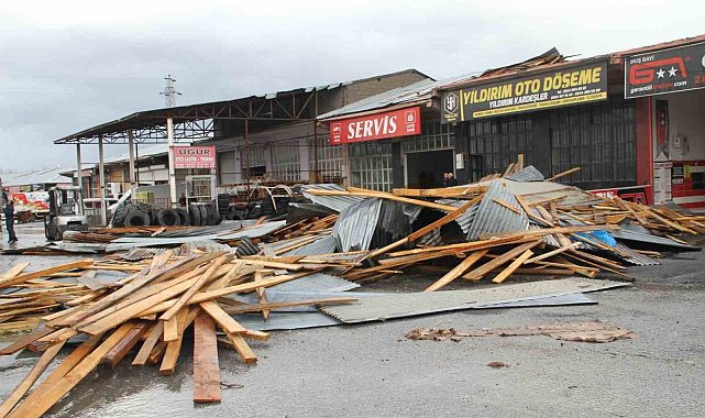Muş'ta şiddetli fırtına: 4 iş yerinin çatısı uçtu