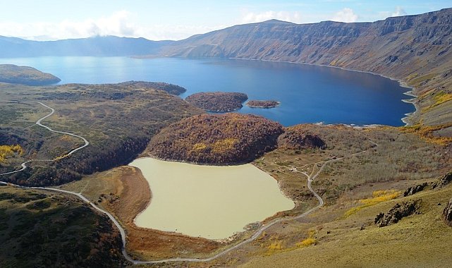 Nemrut Krater Gölü sezonun son ziyaretçilerini ağırlıyor