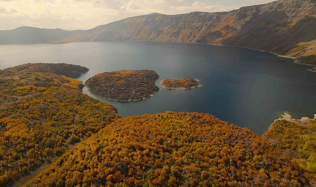 Nemrut Krater Gölü'nde eşsiz sonbahar görüntüsü