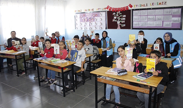 Öğrenciler hediye kitaplarla tatillerini geçiriyor