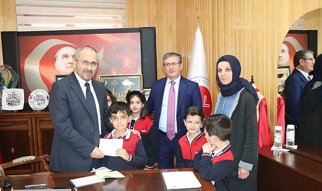 Öğrenciler topladıkları harçlıkları Filistin'e gönderdi