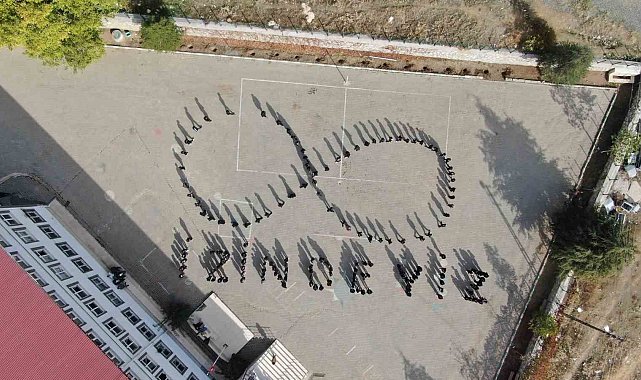 Öğrencilerden 10 Kasım'da "İzindeyiz" koreografisi