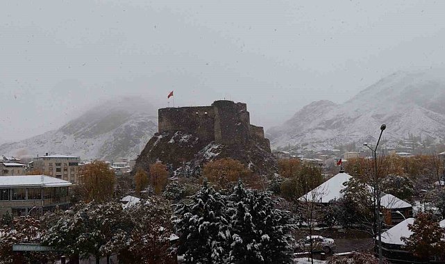 Oltu'ya yılın ilk karı yağdı