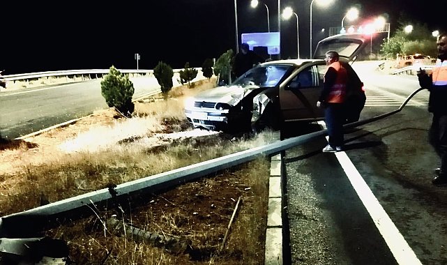 Otomobil elektrik direğine çarptı: 4 yaralı