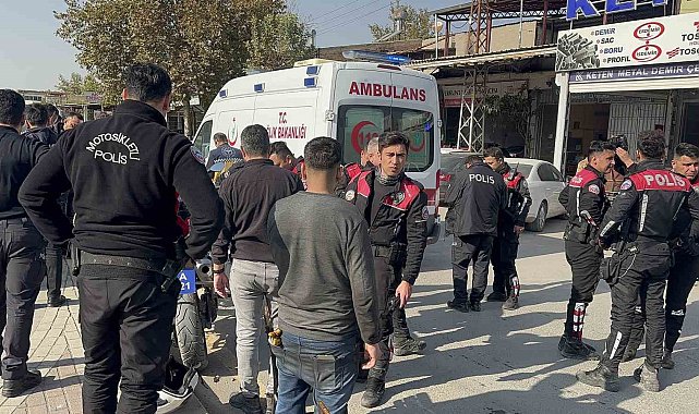 Otomobil kavşakta yunus ekiplerine çarptı