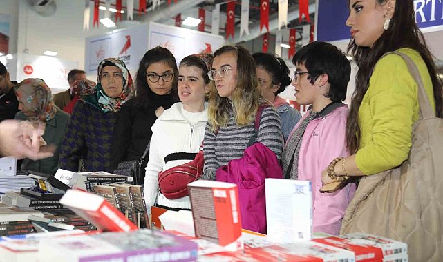 Özel bireyler Elazığ Belediyesi Kitap Fuarını gezdi