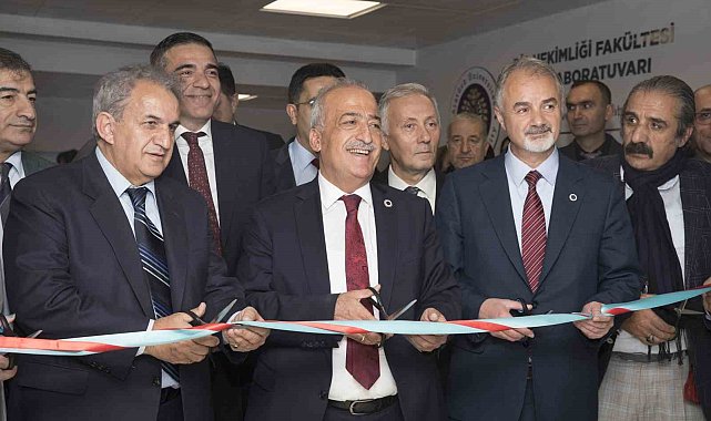 Rektör Çomaklı, Diş Hekimliği Fakültesi Ar-Ge laboratuvarının açılışı yaptı