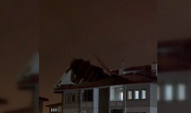 Rüzgar binanın çatısını yerinden söktü