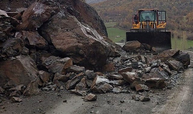 Şemdinli'de yola düşen kayalar temizlendi