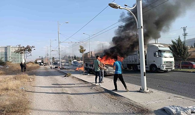 Seyir halindeki kamyonet alev alev yandı