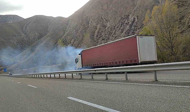 Seyir halindeki tır aniden alev aldı
