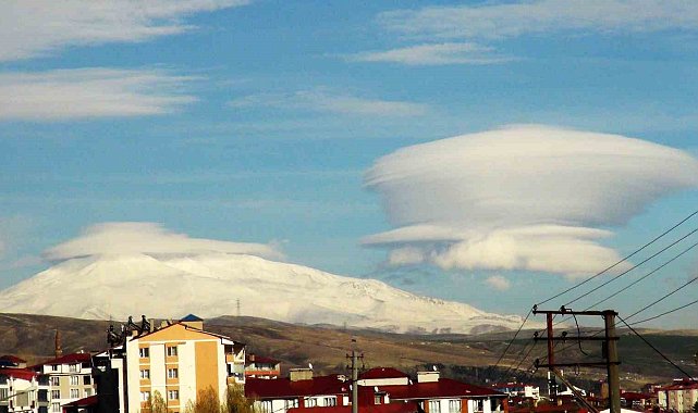 Süphan Dağı'nın zirvesinde mercek bulutu oluştu